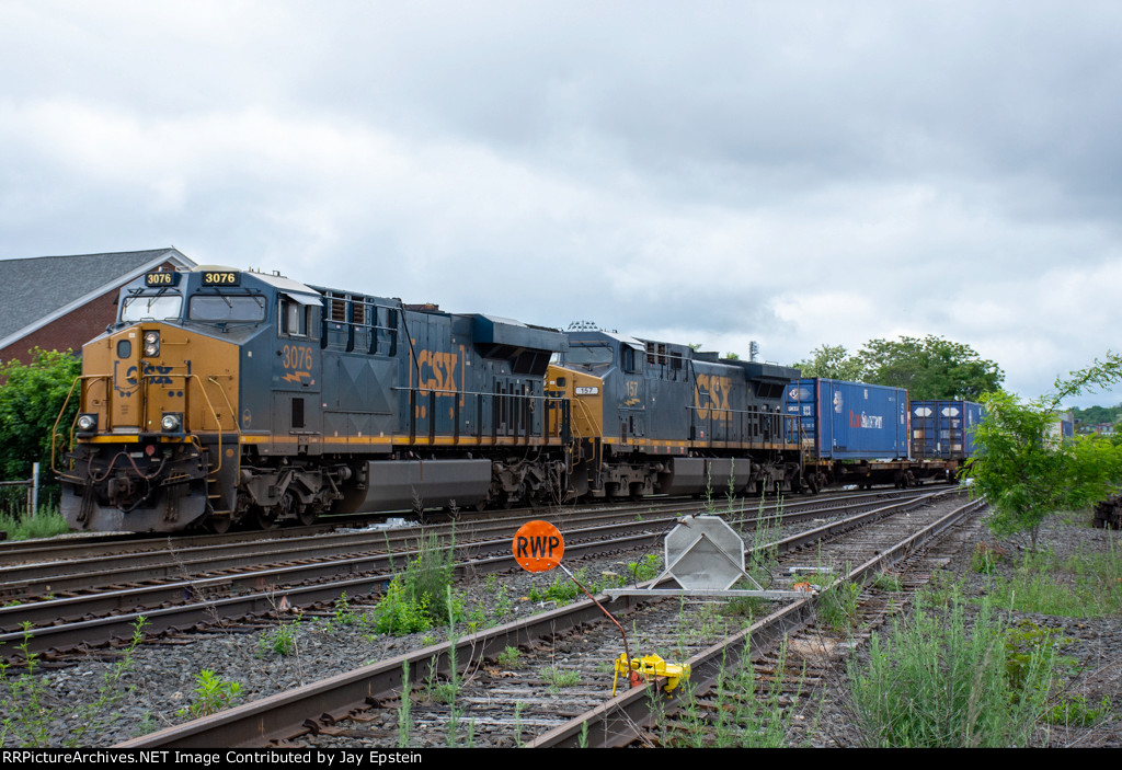 CSX 3076 leads I022 into Worcester